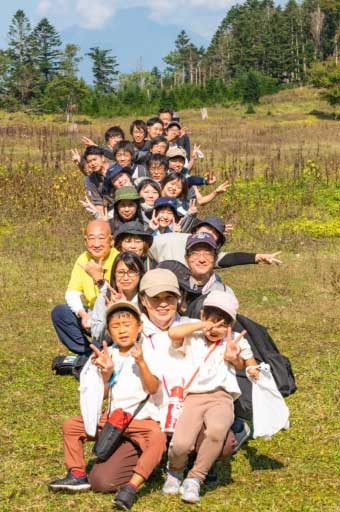 大島の大平原で参加職員と記念撮影