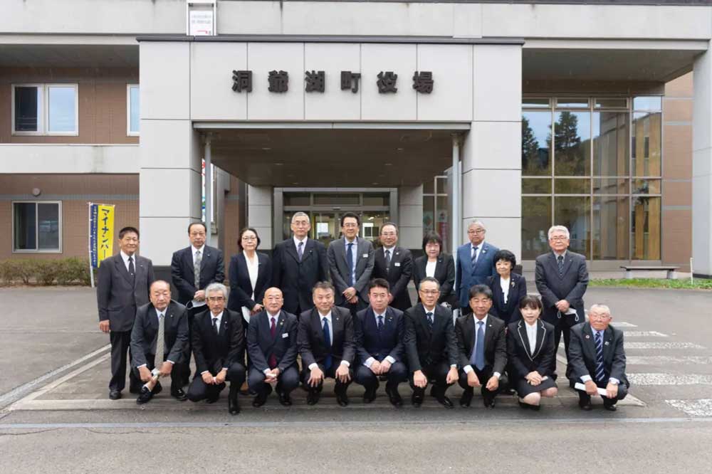 洞爺湖町議会議員さんと集合写真