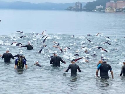 洞爺湖2キロ競泳スタート